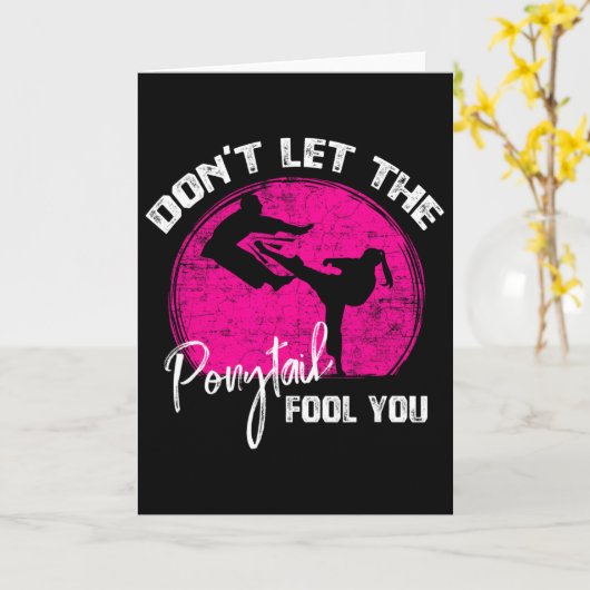 Dont Let The Ponytail Fool You Funny Karate Gift  Kaart (Gele Bloem)