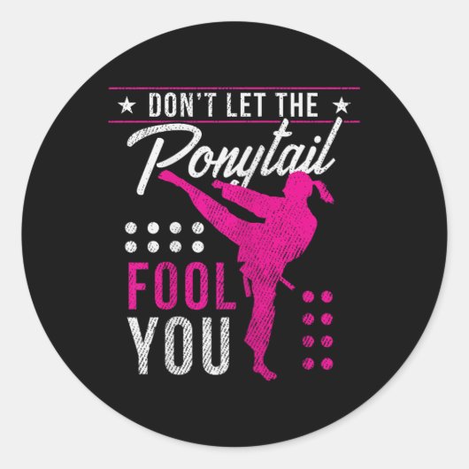 Dont Let The Ponytail Fool You Funny Karate Girl Ronde Sticker (Voorkant)