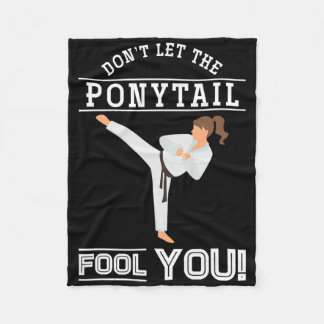Dont Let The Ponytail Fool You Funny Karateist Gir Fleece Deken