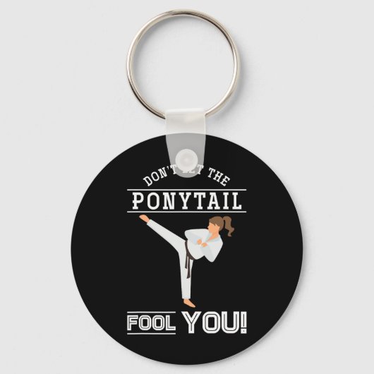 Dont Let The Ponytail Fool You Funny Karateist Gir Sleutelhanger (Voorkant)