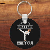 Dont Let The Ponytail Fool You Funny Karateist Gir Sleutelhanger (Voorkant)