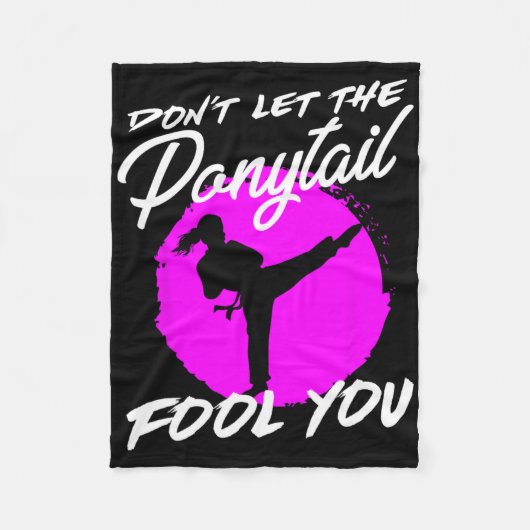 Dont Let The Ponytail Fool You I Funny Karate Fleece Deken (Voorkant)