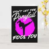Dont Let The Ponytail Fool You I Funny Karate  Kaart (Gele Bloem)