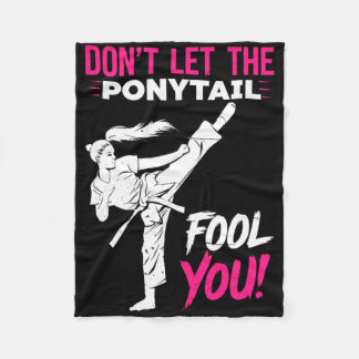 Don't Let The Ponytail Fool You Karate Funny Karat Fleece Deken