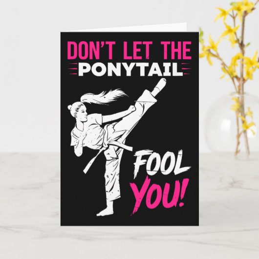 Don't Let The Ponytail Fool You Karate Funny Karat Kaart (Gele Bloem)
