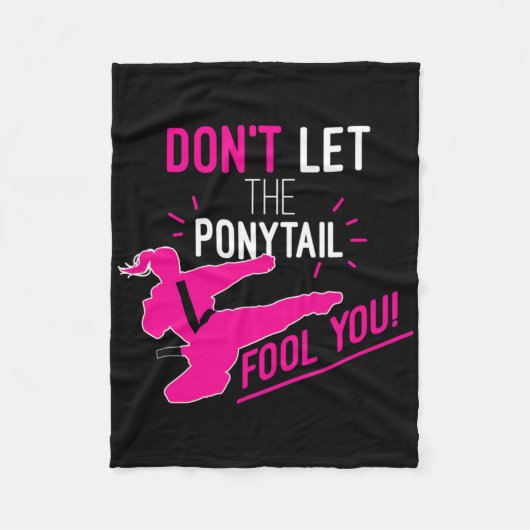 Don't Let The Ponytail Fool You Karate Girl Funny Fleece Deken (Voorkant)