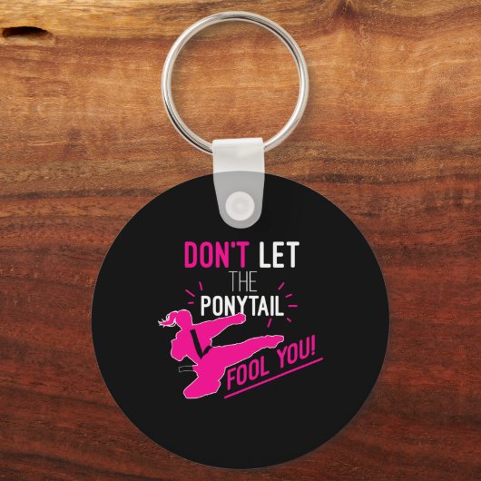 Don't Let The Ponytail Fool You Karate Girl Funny Sleutelhanger (Voorkant)