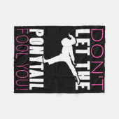 Don't Let The Ponytail Fool You Martial Arts Fight Fleece Deken (Voorkant (Horizontaal))