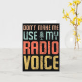 Don't Make Me Use My Radio Voice Funny Quote Retro Kaart (Gele Bloem)