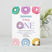 Donut coloré Un Anniversaire Fête Invitation (Debout devant)