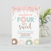 Donut Four Ever Sweet Invitation Donut 4e annivers (Debout devant)