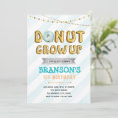 Donut groeit op de uitnodiging van de jongen (Staand voorkant)