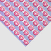 Donut met roze vorst en sproeiers op strips tissuepapier (Detail)