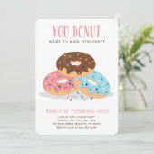 Donut Miss Ce Fun Anniversaire invitation rose (Debout devant)