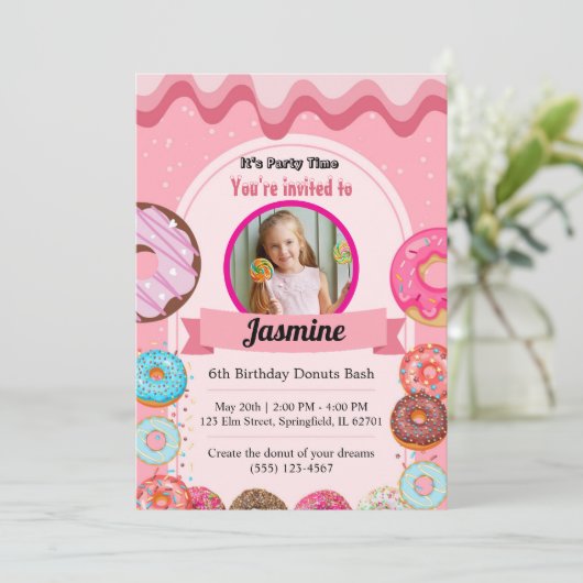 Donut Pattern 6e verjaardagsfeest uitnodiging (Staand voorkant)