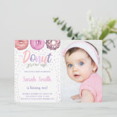 Donut rose clair Invitations d'anniversaire avec p (Debout devant)