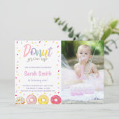 Donut rose violet Invitations d'anniversaire avec (Debout devant)