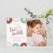 Donut Two Sweet Girl 2e Invitation d'anniversaire (Debout devant)