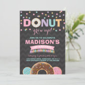 Donut Verjaardag Uitnodiging Donut Grow Up Party (Staand voorkant)