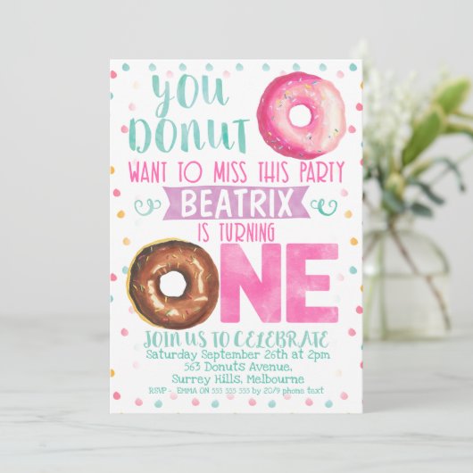 Donut veut manquer cette 1ère invitation d'anniver (Debout devant)