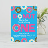 Donuts colorés 1er anniversaire Invitations (Debout devant)