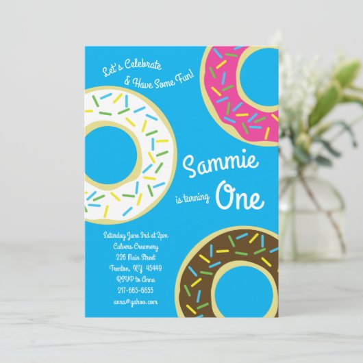 Donuts colorés 1er anniversaire Invitations (Debout devant)