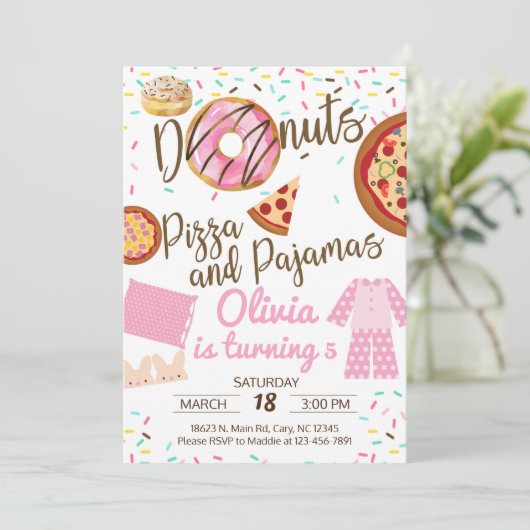 Donuts, pizza en pyjama's, moepover-uitnodiging. kaart (Staand voorkant)