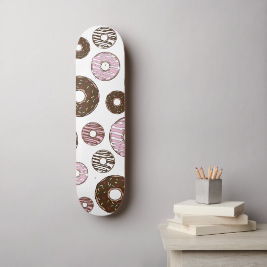 Donuts, roze donuts, bruine donuts skateboard (Muurkunst)
