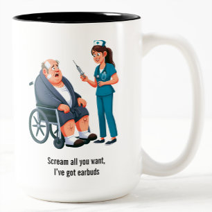 Doodsbange senior die een enorme naald krijgt  tweekleurige koffiemok