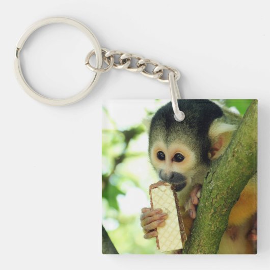 Doodshoofdaapje Eet een Wafer Biscuit Sleutelhanger (Voorkant)