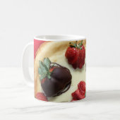 Door chocolade gedekte aardbeiboombessen Cheesecak Koffiemok (Voorkant links)