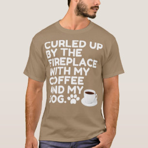 Door de haard gekrompen met mijn koffie en mijn D T-shirt