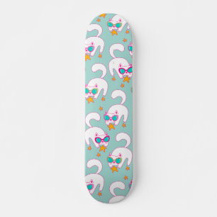 Door de hand getrokken katten met zonnebrillen en skateboard