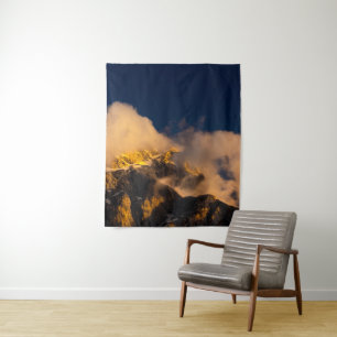 Door de zon verlichte bergen bedekt met wolken wandkleed