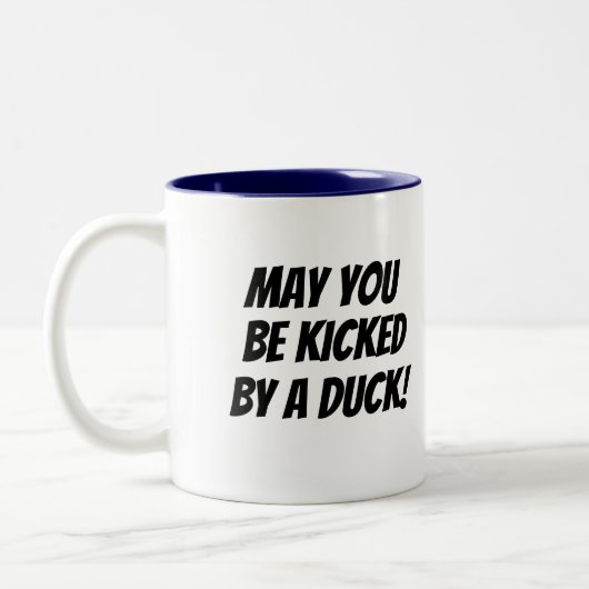 Door Duck geschopt. Oekraïense Cartoon Duck Mok (Links)