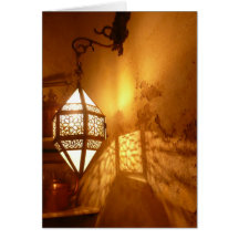 Door het licht van de lantaarn