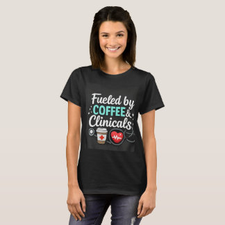 Door Koffie en Kliniekchaos Gedreven Verpleegster T-shirt