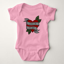 DOOR MIJN DAD VERZONDEN tattoo - Hart-sash Romper