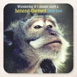 Doordachte aap die grappig citaat denkt vierkante kartonnen onderzetter