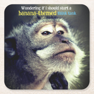 Doordachte aap die grappig citaat denkt vierkante kartonnen onderzetter