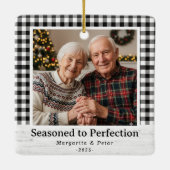 Doorgewinterd naar perfectie – Grootouders Foto Keramisch Ornament (Achterkant)