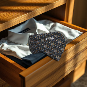 Doorschijnend donkerblauw bloemmotief met monogram stropdas