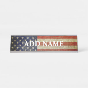 Doorstane, verontruste Amerikaanse Vlag met Naam Bureau Naambordje