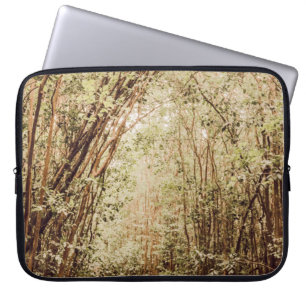 DOORWEGEN MET TALEN EN GROENE BOMEN LAPTOP SLEEVE