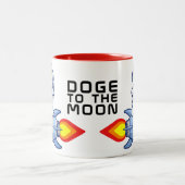 Dopostes in de "Moon Rocket Man Space Doge Crypto" Tweekleurige Koffiemok (Center)