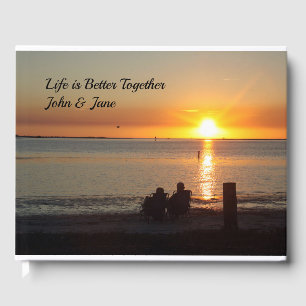 D'or Couple Asseyez-Vous Sur La Plage Au Sunset Livre D