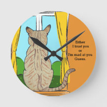 Dos de confiance de chat ou horloge ronde folle