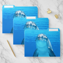 Animal marin de dauphin mignon en mer bleue