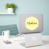 Douanenaam Geel Zonnebloem Bloem Mandala Sticker (Laptop op bureau)