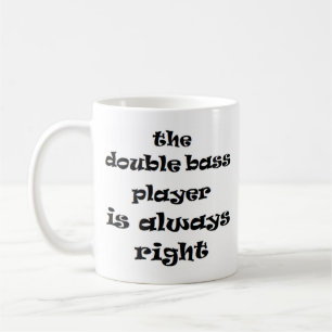 double bassiste toujours droit tasse de café
